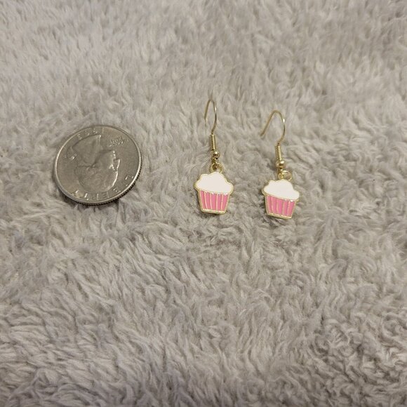 Cupcakes Earrings One Pair Gold Tone Pink Fish Hook Dangle Hanging E5E - Picture 2 of 3